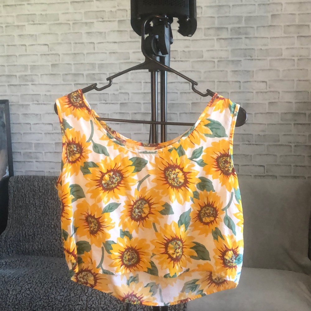 Loose fit crop top.
